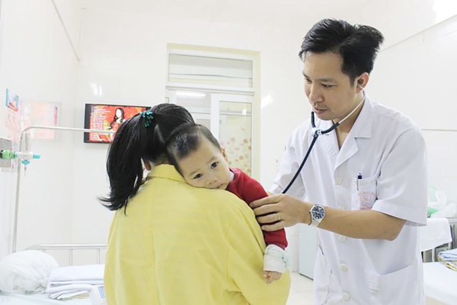 ThS. Bác sĩ Trương Văn Quý được nhiều bậc phụ huynh tin tưởng bởi sự nhiệt tình, chu đáo với bệnh nhi