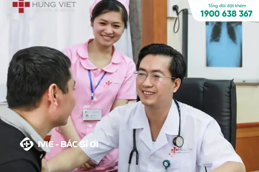 Bác sĩ của Bệnh viện Hưng Việt đang thăm khám bệnh nhân