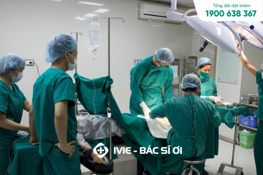 Các bác sĩ tại Bệnh viện Đa khoa Quốc tế Thu Cúc thực hiện phẫu thuật mổ trĩ
