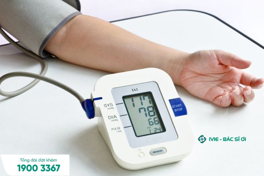 Theo dõi huyết áp thường xuyên là biện pháp đơn giản có thể thực hiện tại nhà giúp phát hiện sớm bất thường của cơ thể