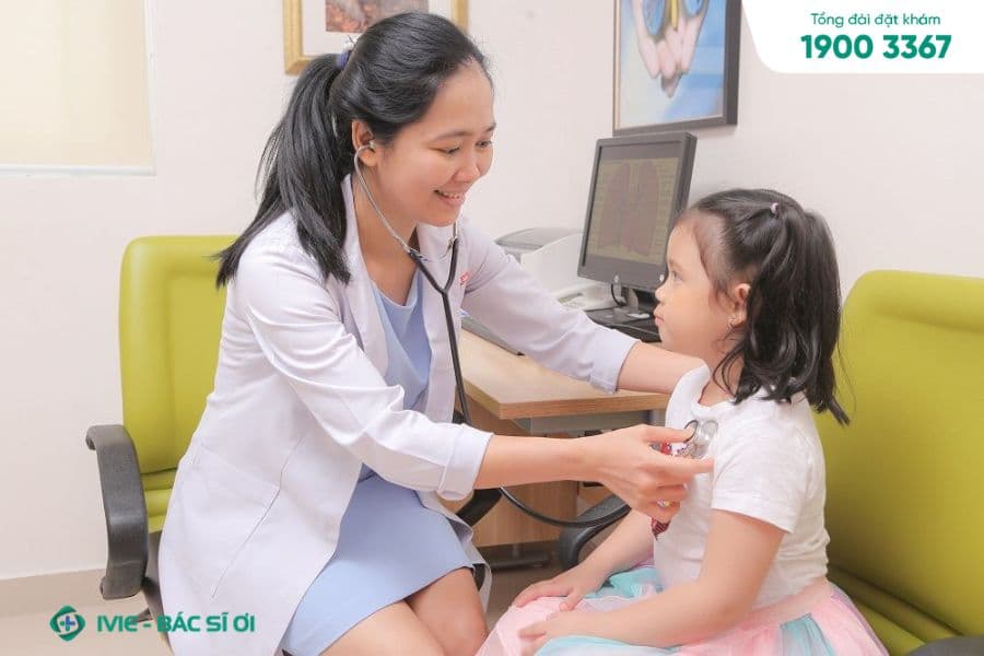 Nếu phát hiện trẻ thở rút lõm kèm theo các dấu hiệu bệnh lý khác thì cha mẹ nên sớm đưa con đi khám bác sĩ