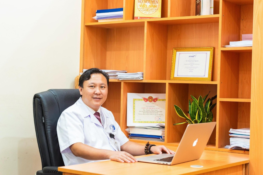 Bác sĩ Nguyễn Trung Tuyến có thế mạnh trong việc sử dụng phương pháp phẫu thuật ít xâm lấn