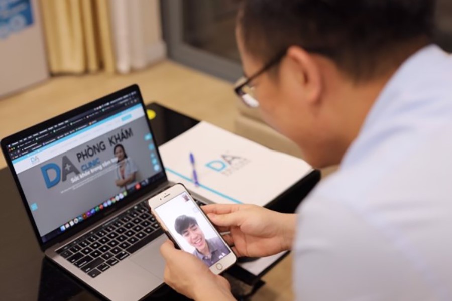 Hình ảnh ThS. Bác sĩ Nguyễn Sỹ Đức trao đổi với khách hàng qua nền tảng trực tuyến