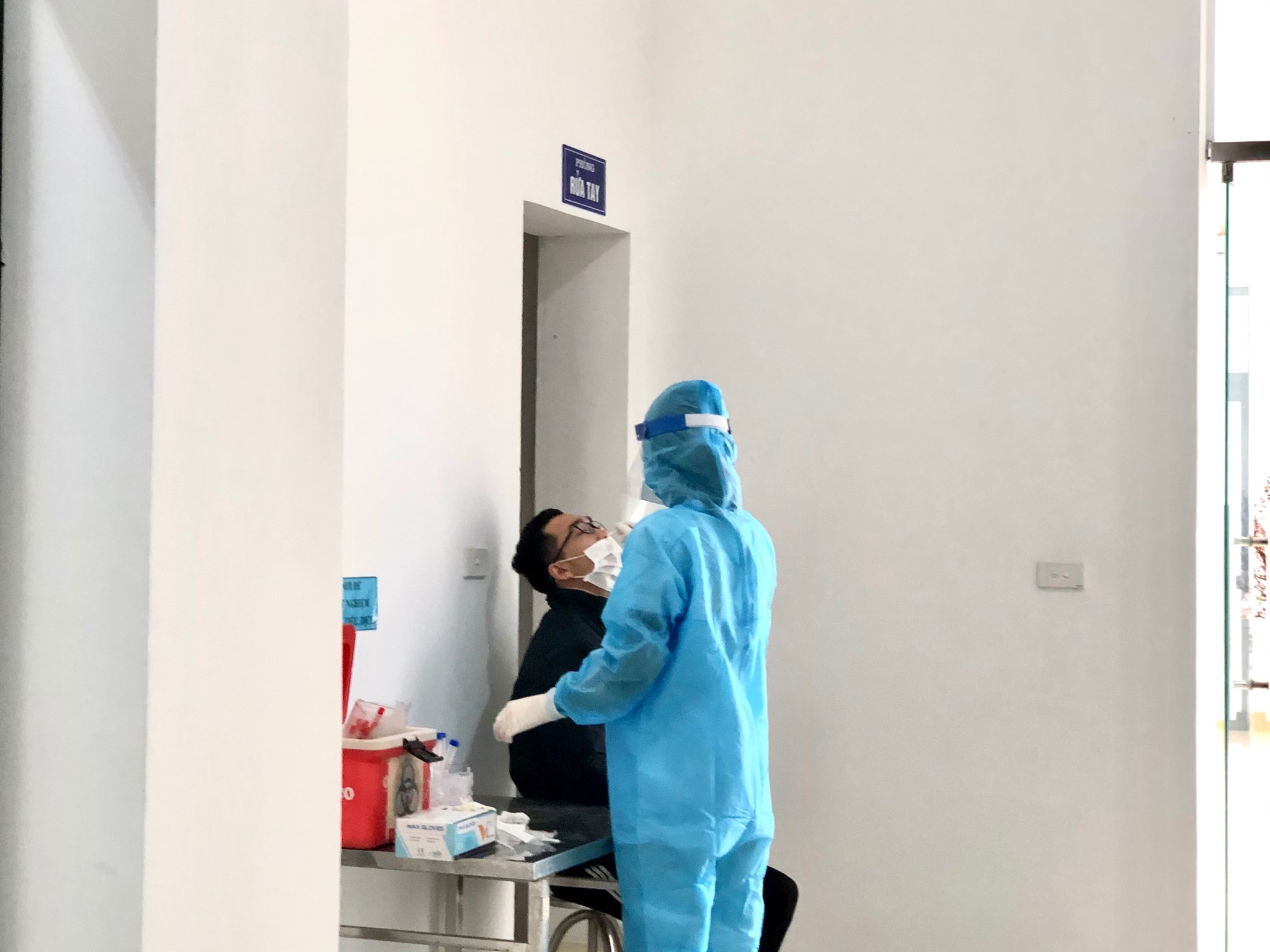 Thực hiện xét nghiệm Test Covid-19 tại Trung tâm y tế Quận 