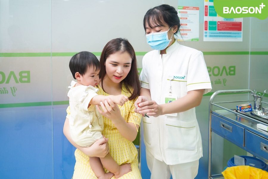 Nhiều gia đình tin tưởng lựa chọn tiêm chủng vắc xin tại bệnh viện Bảo Sơn