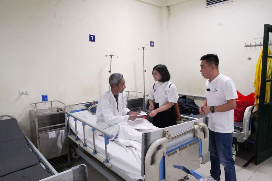 Đại diện Ivie – Bác sĩ ơi và team châu Phi tặng quà cho người bệnh tại Bệnh viện Hữu Nghị Việt Đức trong chương trình Tết là sẻ chia