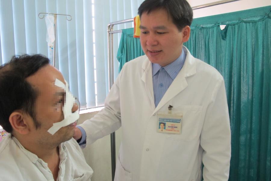 Bác sĩ Đào Văn Giang và bệnh nhân được nối mũi thành công