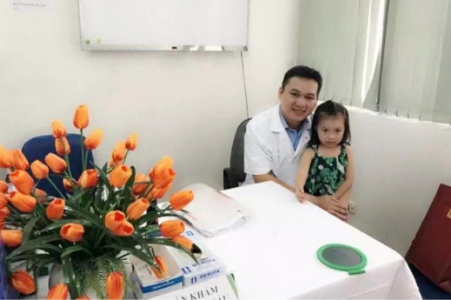 Bác sĩ Đào Văn Giang gặp lại bé gái sau 2 năm phẫu thuật thành công