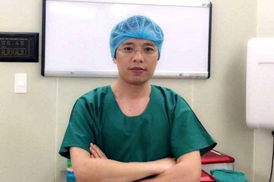 Bác sĩ Dương Đình Toàn trong bộ đồ phẫu thuật