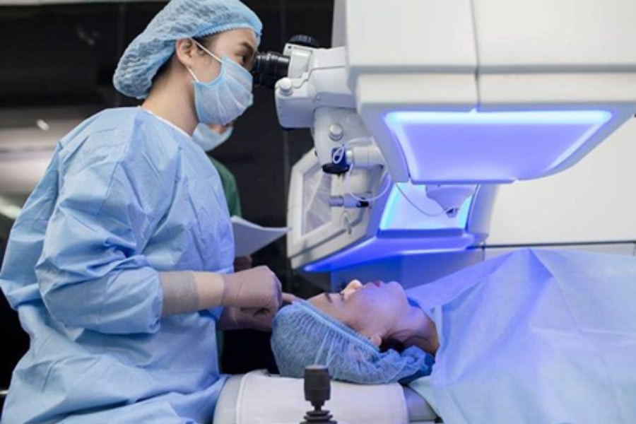 BS.Đặng Thị Như Quỳnh – đang phẫu thuật TKX cho khách hàng tại Bệnh viện Mắt Quốc tế DND