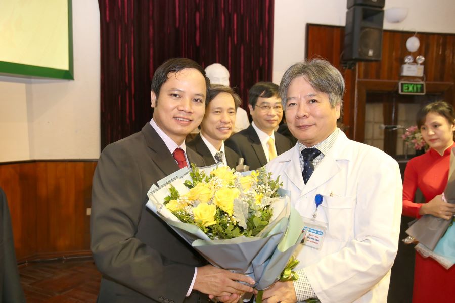 Bác sĩ Hà được tặng hoa chúc mừng