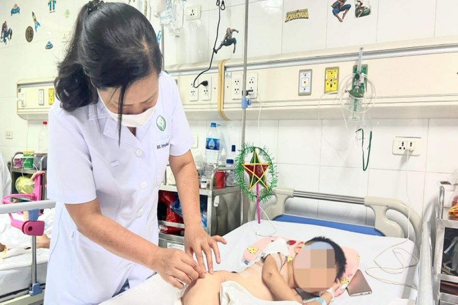 Hình ảnh Bác sĩ Nguyễn Việt Hoa khám bệnh cho trẻ tại bệnh viện Việt Đức (Ảnh: BV Việt Đức)