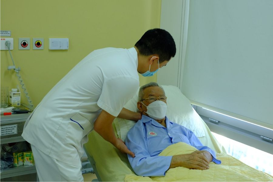 Bác sĩ khám bệnh nội tiết cho bệnh nhân tại Bệnh viện 108