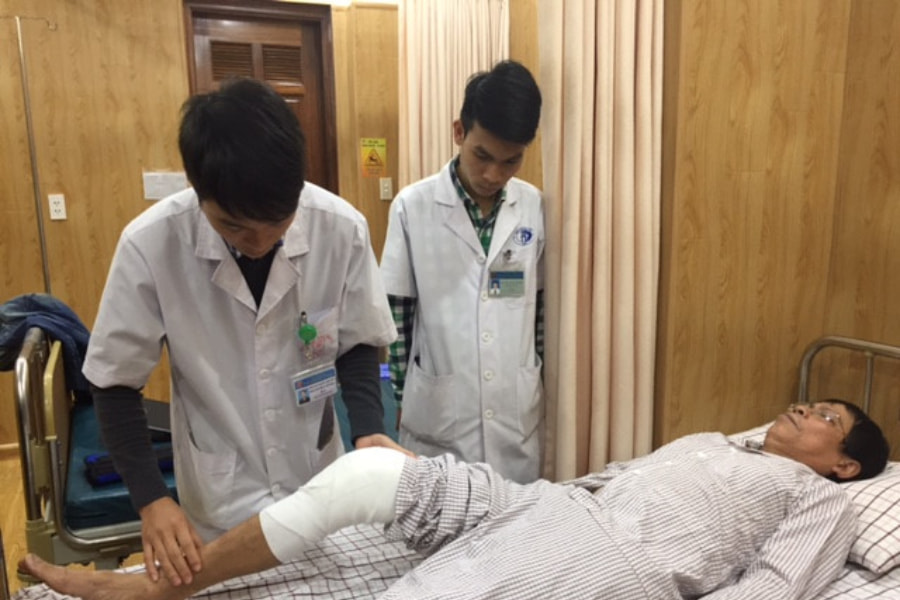 Bác sĩ của bệnh viện Xanh Pôn đang điều trị cho bệnh nhân