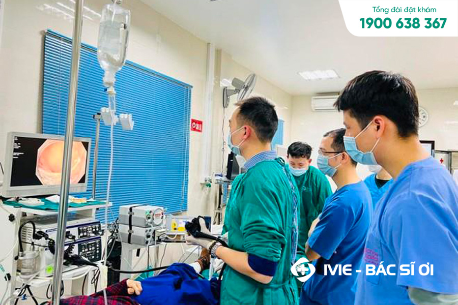 Bác sĩ Lê Chính Đại trực tiếp thăm khám nội tiết cho bệnh nhân
