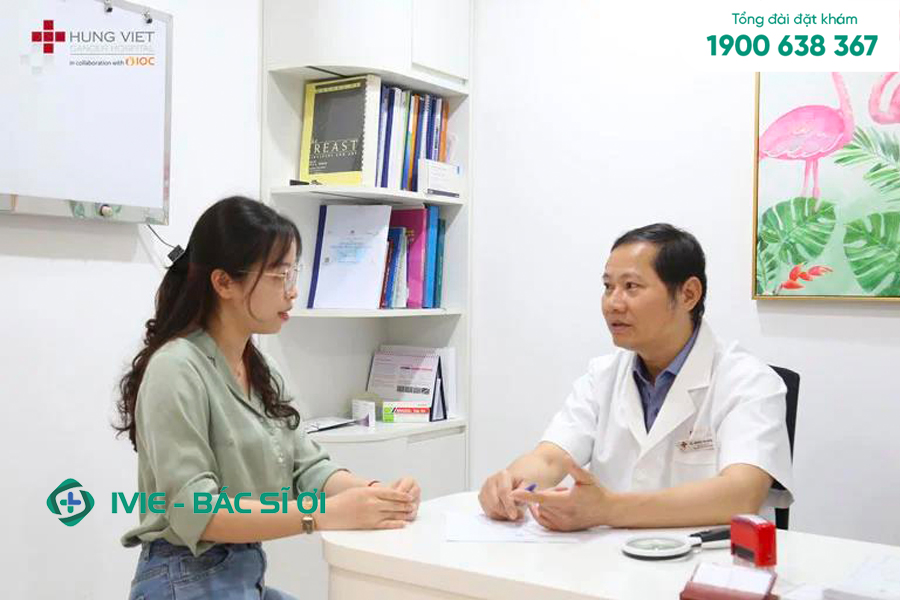 Bác sĩ Đinh Xuân Cường thăm khám nội tiết tuyến giáp cho bệnh nhân