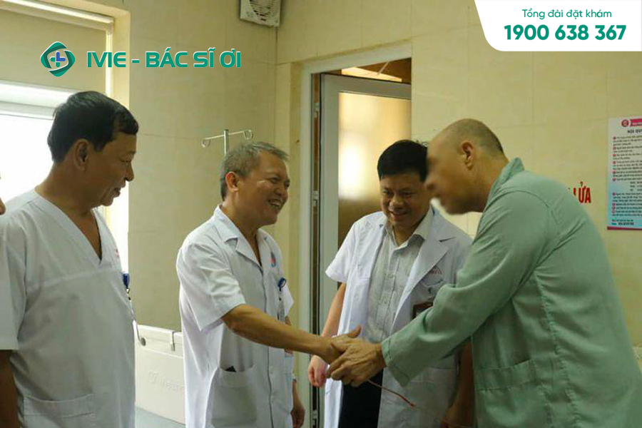 Đội ngũ bác sĩ bệnh viện E thăm khám chữa bệnh