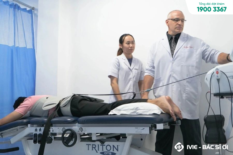 Bác sĩ Marc Tafuro khám và điều trị xương khớp hiệu quả tại TPHCM
