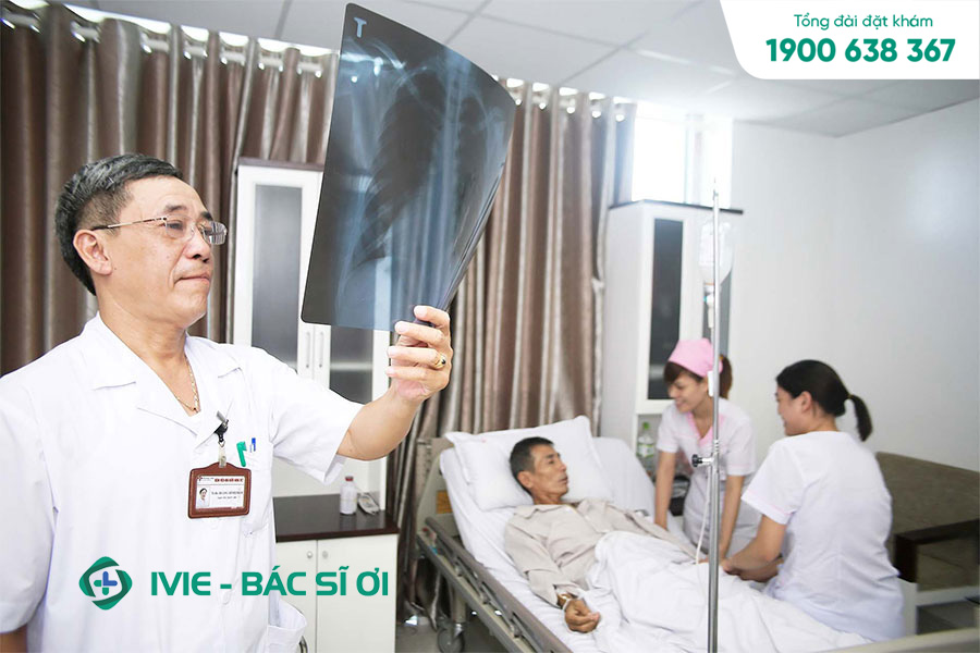 Bác sĩ bệnh viện Hưng Việt tiến hành chẩn đoán bệnh lý cho bệnh nhân