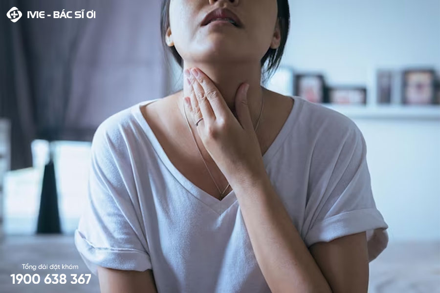Biểu hiện của viêm amidan là đau ở vùng họng, có cảm giác vướng khi nuốt