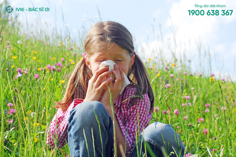 Dị ứng với phấn hoa cũng khiến trẻ bị hắt hơi nhiều lần