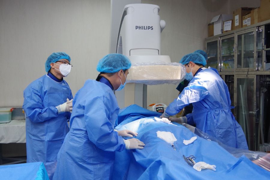 Các bác sĩ tại Bệnh viện Trung ương Quân Đội 108 đang thực hiện phẫu thuật