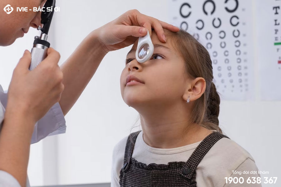 Trẻ mắc vấn đề về thị lực cần được khám mắt để dùng kính mắt điều chỉnh tật khúc xạ