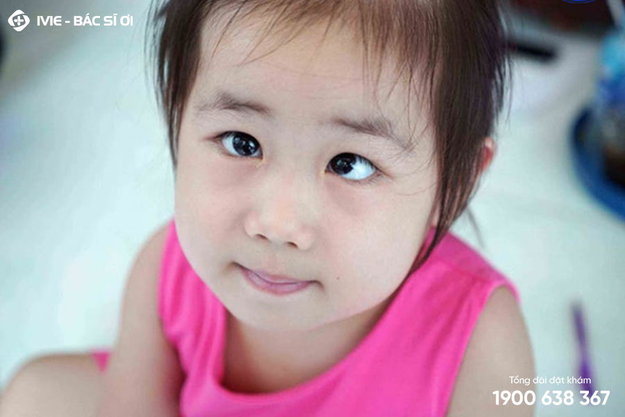 Tật về mắt có thể khiến trẻ em nháy mắt liên tục