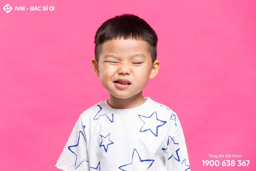 Trẻ em 2 tuổi bị nháy mắt liên tục có thể do nhiều nguyên nhân khác nhau