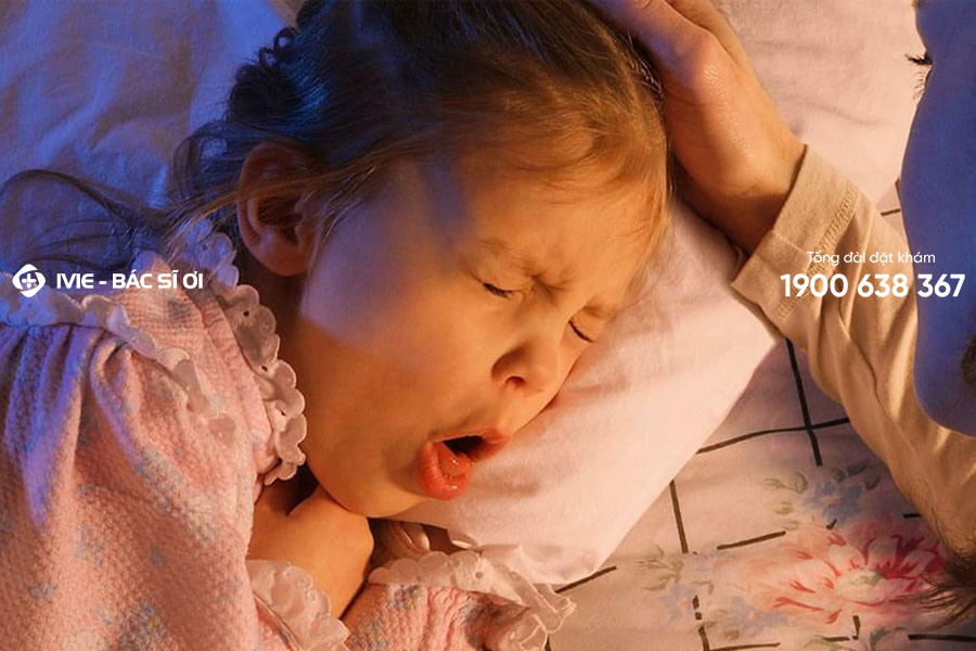 Trẻ 3 tuổi bị ho và nôn về đêm thường do nhiều nguyên nhân gây ra