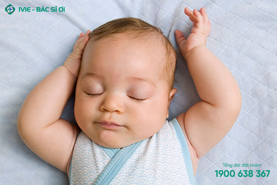 Tại sao lại xảy ra hiện tượng trẻ co giật chân tay khi ngủ?