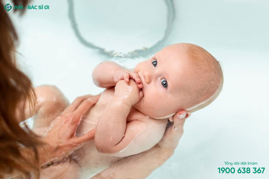 Tắm cho trẻ hàng ngày để loại bỏ các chất gây kích ứng và vi khuẩn
