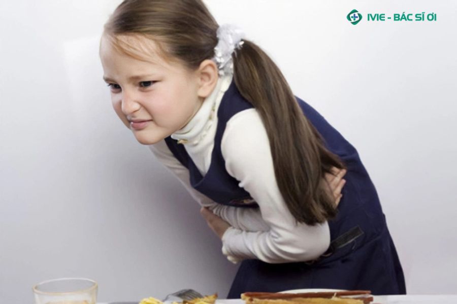Trẻ bị ngộ độc thức ăn, dấu hiệu dễ thấy nhất là đau bụng 