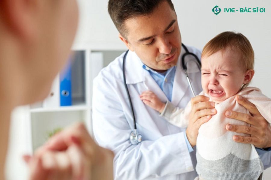 Cho trẻ đi khám bác sĩ trước khi quá muộn, ngộ độc có thể gây biến chứng hôn mê