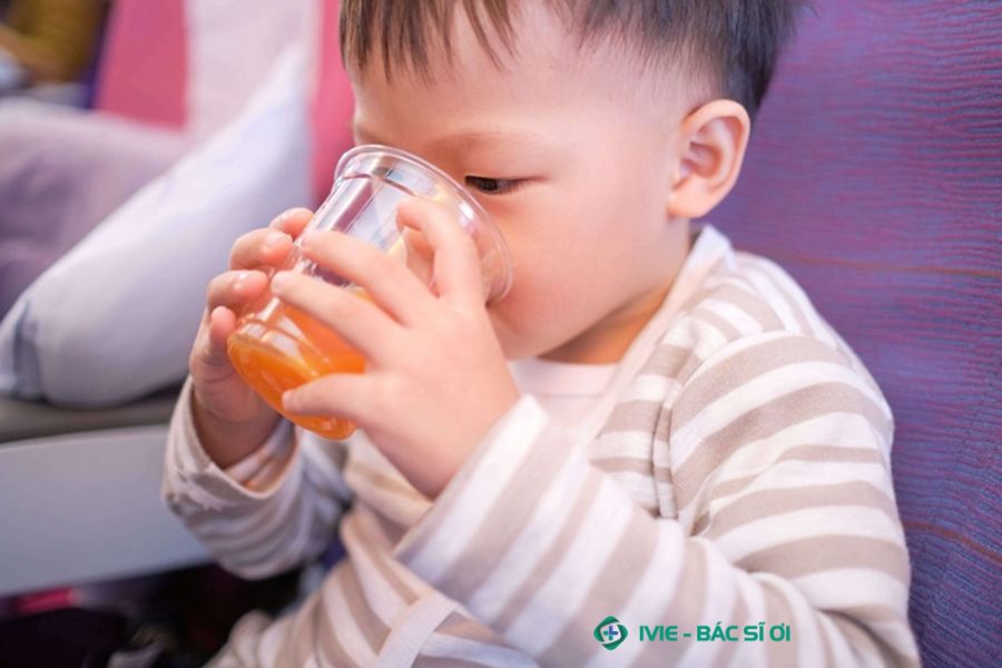 Cho trẻ uống nước cam ép để bù điện giải và lượng nước đã mất 