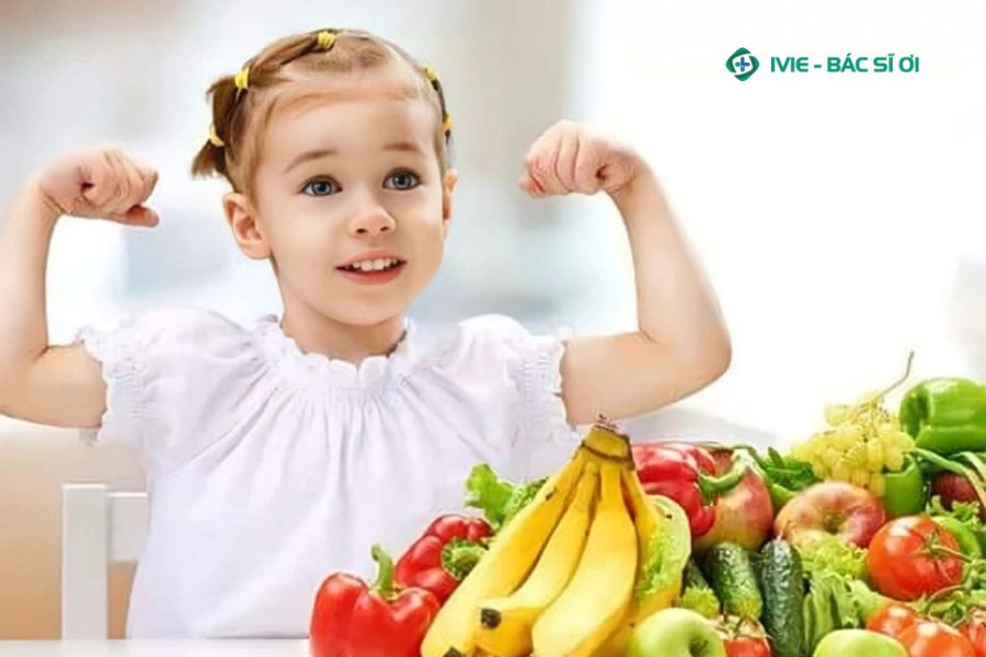 Trẻ bị ngộ độc thức ăn nên làm gì? Bổ sung thêm hoa quả, vitamin cần thiết cho trẻ 