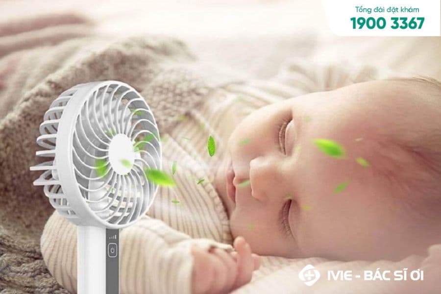 Sử dụng quạt giúp phòng thoáng mát nhưng không để quạt hướng thẳng vào trẻ 