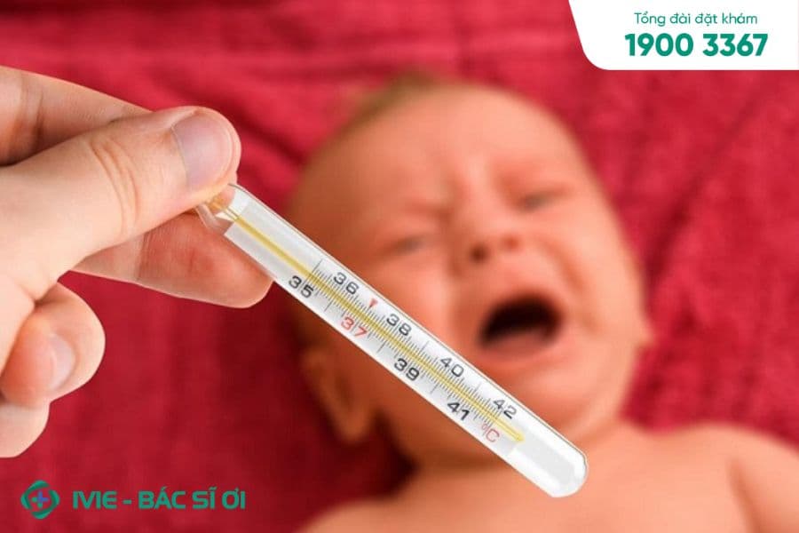 Theo dõi nhiệt độ cơ thể của trẻ khi bị sởi để phát hiện bất thường