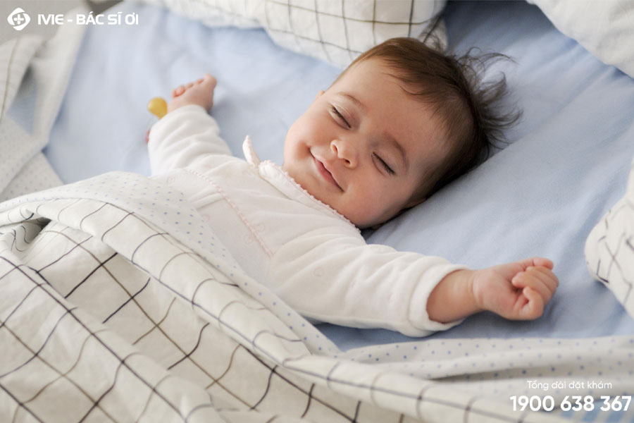 Tạo môi trường ngủ và cho trẻ nằm ngủ theo tư thế đúng