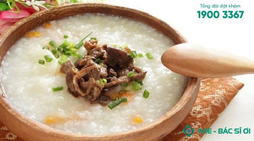 Cháo thịt bò rau củ là món ăn giàu dinh dưỡng, cung cấp đạm và vitamin cần thiết cho trẻ bị tay chân miệng