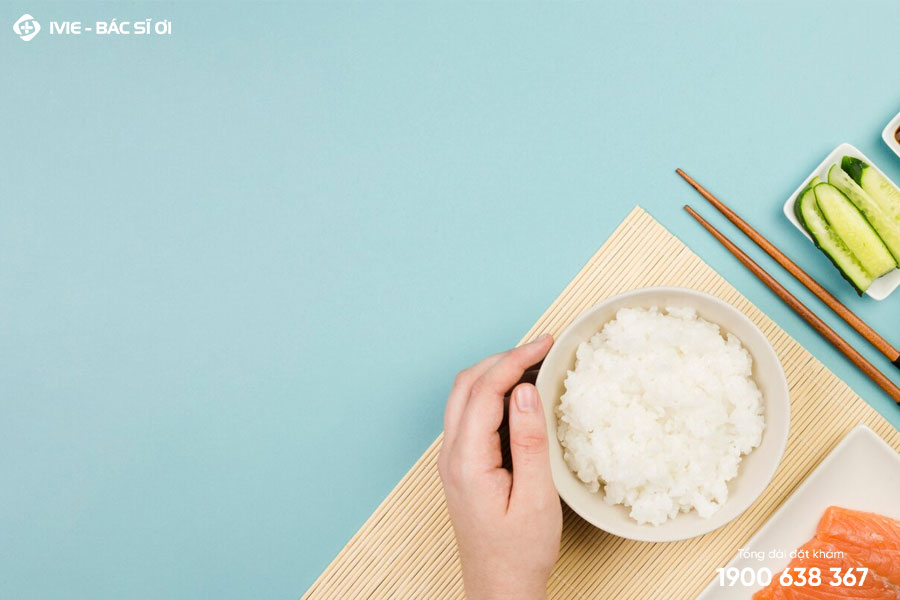 Trẻ bị tiêu chảy nên ăn gạo trắng, gạo giúp làm đặc phân, giảm nhu động ruột 