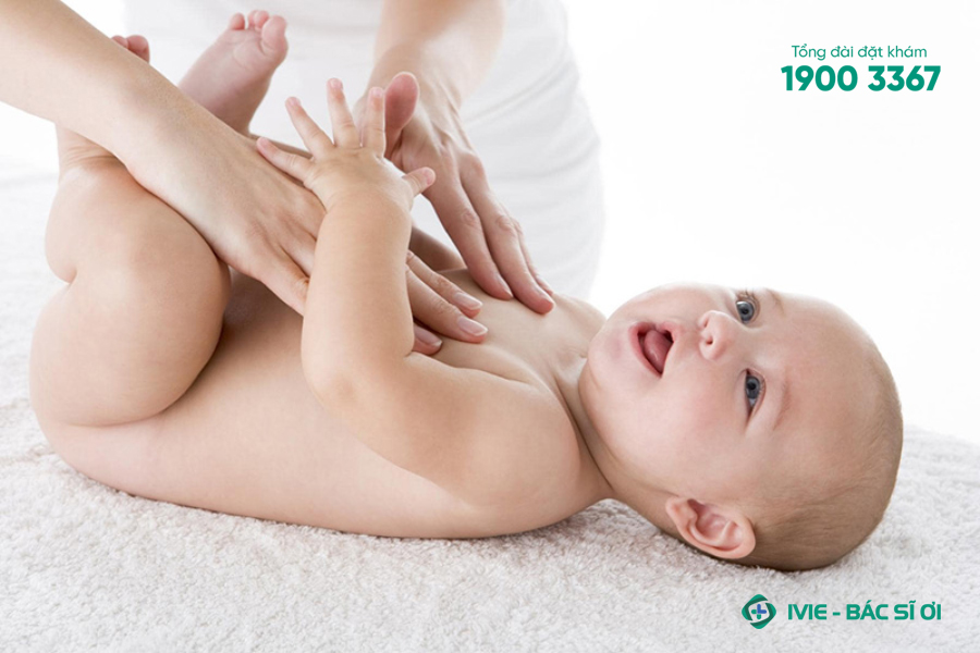 Phụ huynh nên thường xuyên vệ sinh khu vực sinh dục cho con để tránh trẻ bị viêm bao quy đầu có mủ
