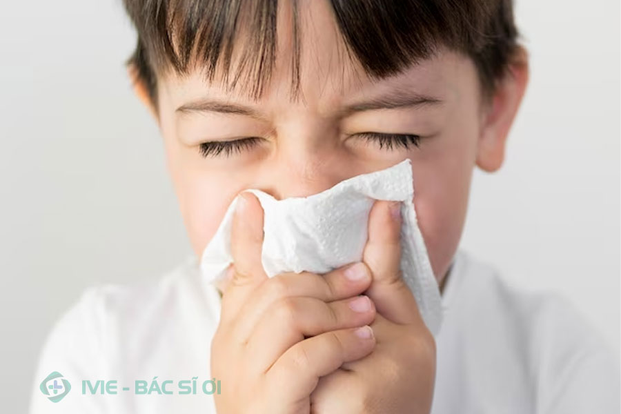 Hắt hơi, tăng tiết dịch mũi ở trẻ bị viêm mũi kéo dài