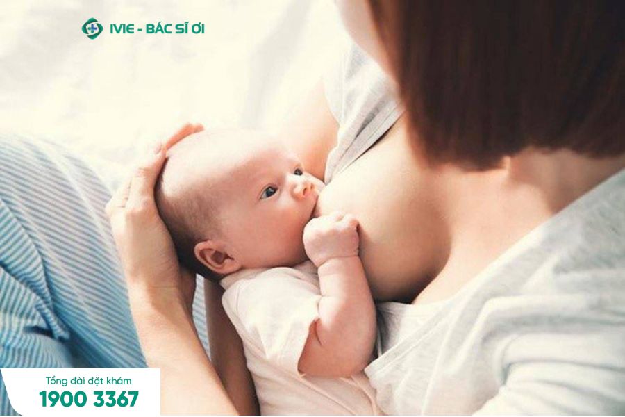 Trẻ bú sữa mẹ đúng cách trong 3 tháng đầu ảnh hưởng quan trọng đến cân nặng 