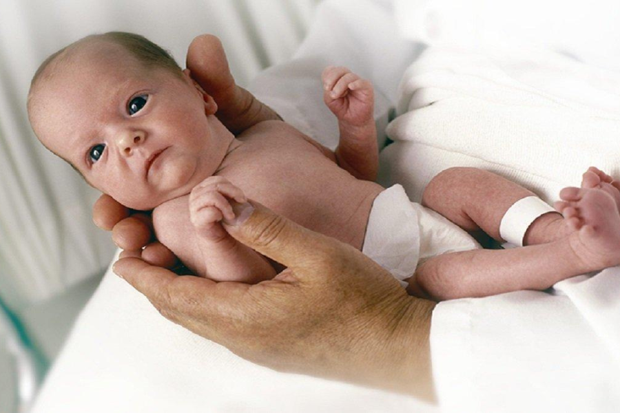 Sàng lọc sơ sinh cần được thực hiện sớm cho trẻ.