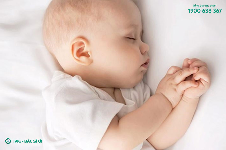 Kê gối cao cho trẻ khi ngủ giúp làm giảm tình trạng trẻ sơ sinh bị chảy nước mũi