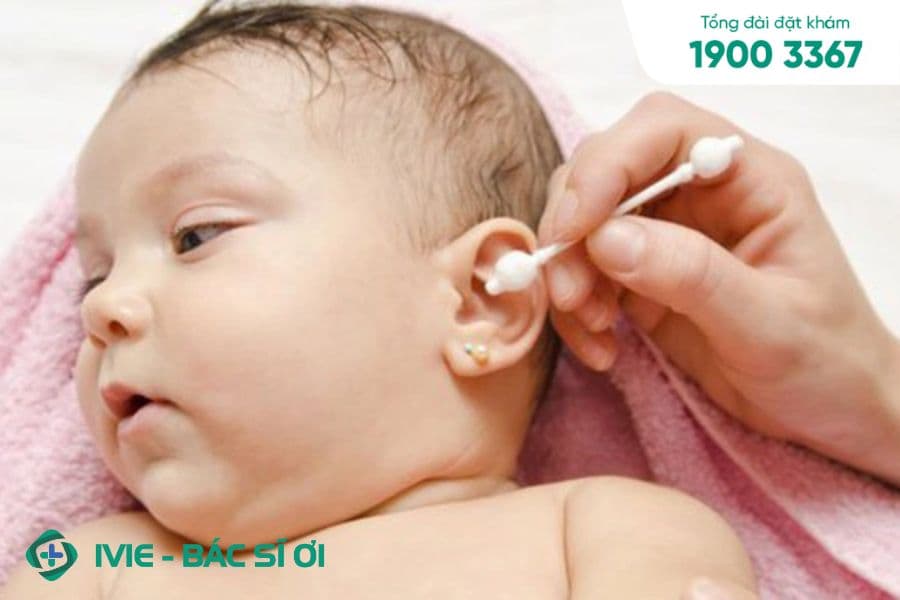 Ráy tai quá đà cũng làm cho trẻ bị đau và viêm tai