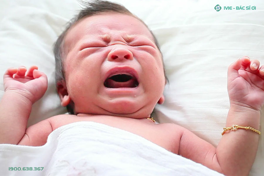 Trẻ sơ sinh bị nghẹt mũi khó thở khi ngủ khiến trẻ khó chịu, quấy khóc