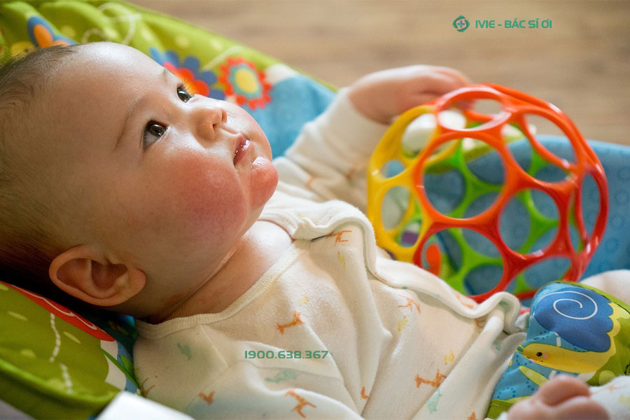 Trẻ sơ sinh bị nghẹt mũi khó thở khi ngủ do nhiều yếu tố gây nên