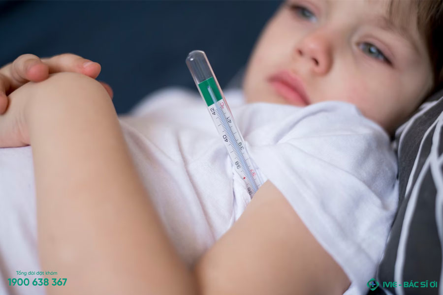 Trẻ sốt cao liên tục, không đáp ứng với thuốc hạ sốt cần đưa trẻ đến ngay cơ sở y tế để được điều trị kịp thời